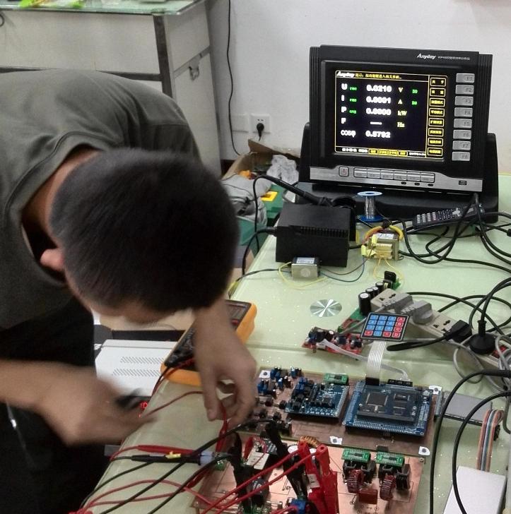 2013年全國大學(xué)生電子設(shè)計(jì)競(jìng)賽_比賽中的選手及AnyWay變頻功率分析儀