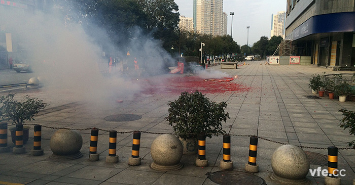 湘商世紀(jì)鑫城1樓前坪燃放開門鞭炮 湘商世紀(jì)鑫城1樓前坪燃放開門鞭炮