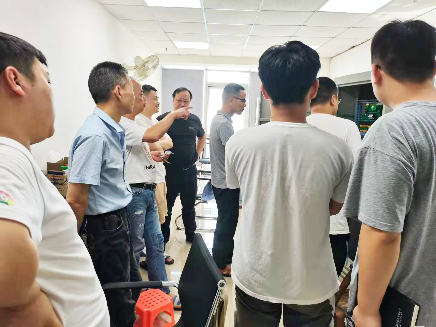 銀河電氣組織生產(chǎn)部學習電氣柜安裝布線工藝 銀河電氣組織生產(chǎn)部學習電氣柜安裝布線工藝